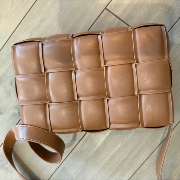 NWOT: Tan Woven Padded Cassette Crossbody Bag - Picture 7 of 9